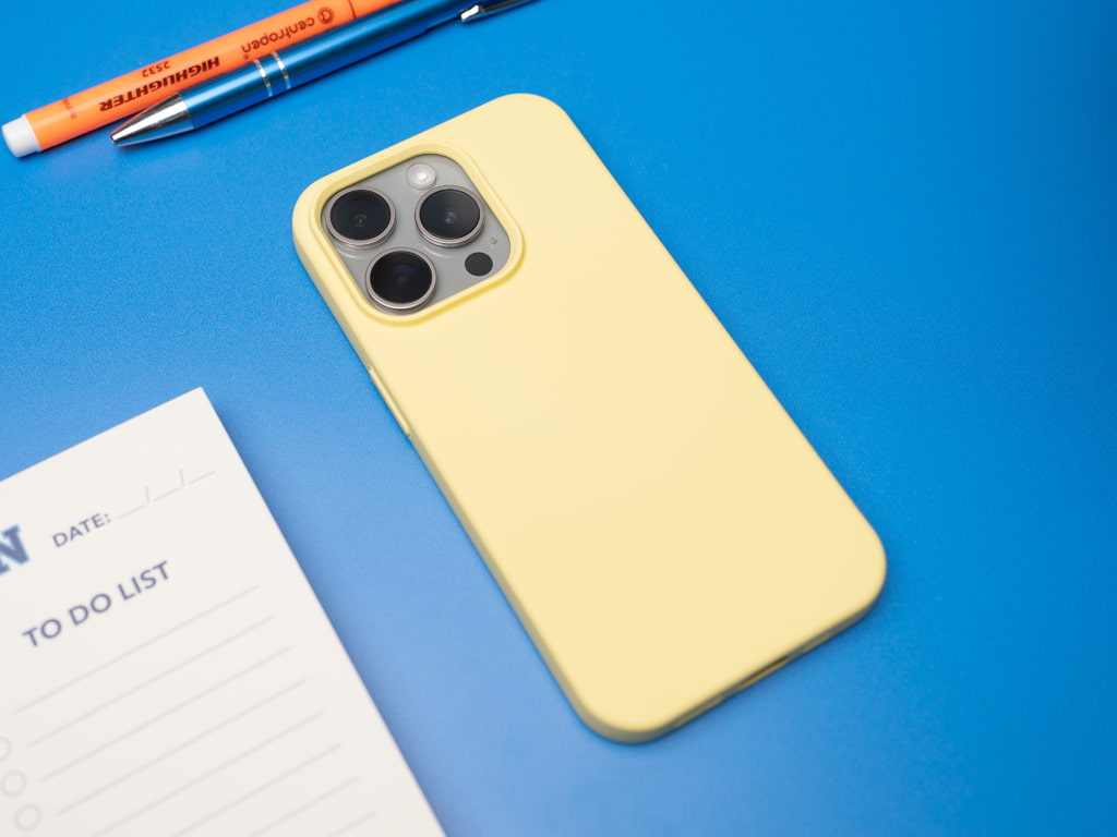 Silikonový kryt na iPhone 15 Pro - Žlutý 2